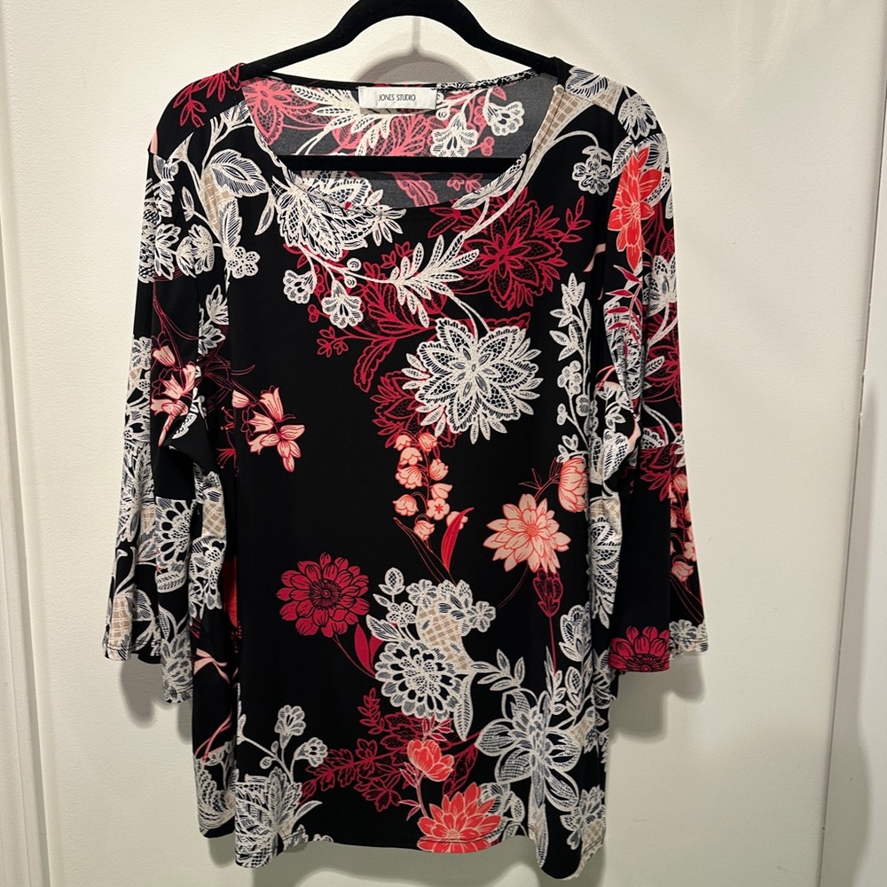 Jones Studio Black Top with Vibrant Pink and White Floral Design 1X